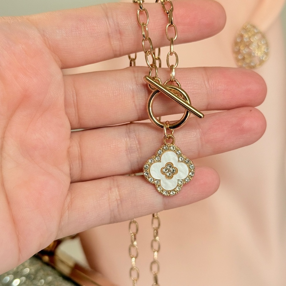 ⚜️ Elegant Gold and White Pendant Necklace - Picture 4 of 6
